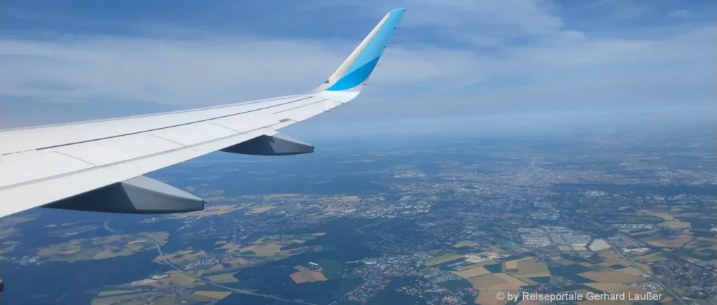 Weltreisen ab Deutschland Flugreisen Europa über den Wolken fliegen