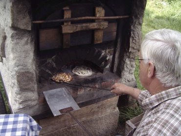 Kinder Erlebnis Ferienwohnungen Steinbackofen Sengzelten backen